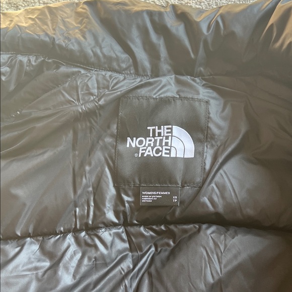 The North Face Women's Classic Black Puffer Jacket - Picture 8 of 16